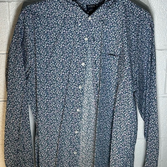J.Crew Slim Fit Button-Up Shirt - Size XL
Add a touch of charm to your wardrobe - Picture 3 of 5